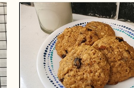Oatmeal raisin cookies